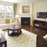 Белый угловой камин в гостиной