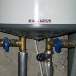 Бойлер с двумя синими кранами