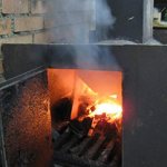 дымит печка