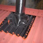 Фартук заводят или под расположенный выше лист кровельного материала или под конек