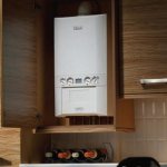 Газовая колонка, встроенная в кухонный шкаф