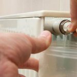 как выпустить воздух из батареи