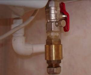 Подключение водонагревателя к воде с помощью клапана